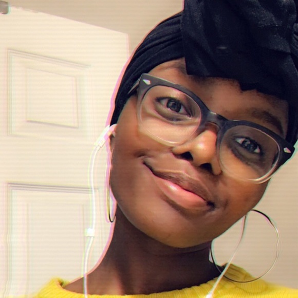 Meet your Posher, Makayla.! - Picture 2 of 3